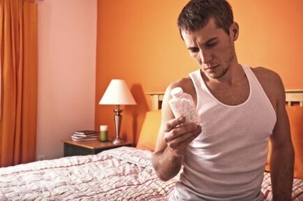 Un homme atteint de prêtre pour la prostatite