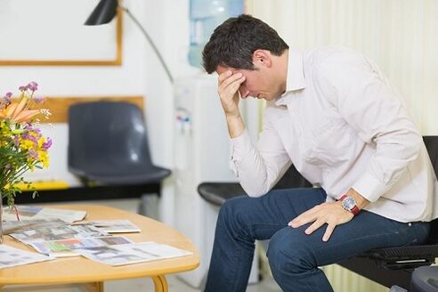 un homme envisage de traiter la prostatite avec des médicaments