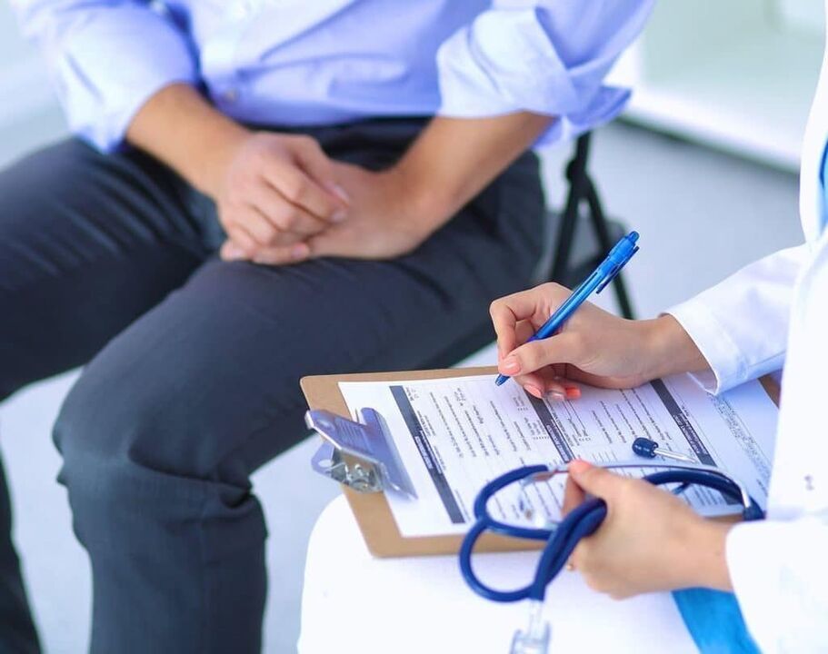 Le médecin prescrit un traitement contre la prostatite.